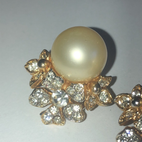 Kenneth Jay Lane KJL Vintage Gold Tone Faux Pearl CZ Rhinestone Clip On Earrings - Picture 4 of 8